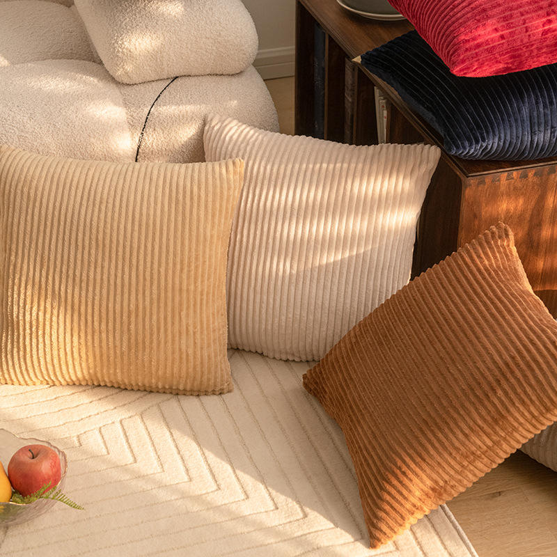 Housse de coussin rayée en velours – photo 1